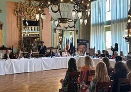 El alcalde, Luis Barcala, con la exministra Dolors Monserrat, en un encuentro con mujeres empresarias en el Casino de Alicante.