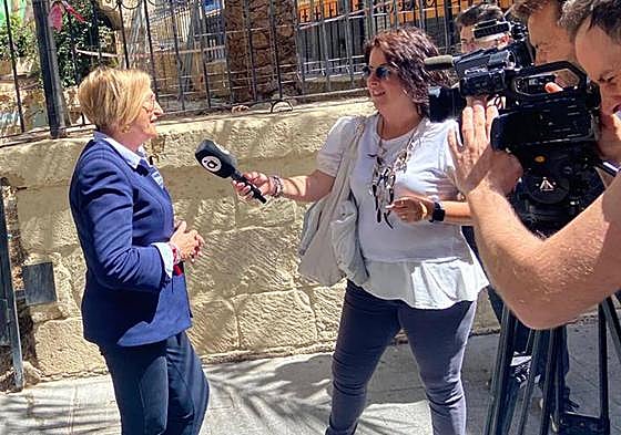 Ana Barceló atiende a À Punt para explicar su programa de limpieza urbana.