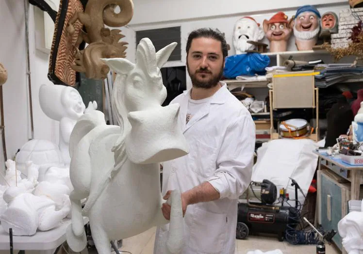 Imagen principal - 1. El artista Vicente Giner muestra un ninot con forma de caballo. | 2. Moldeado de una pieza de la hoguera. | 3. Un dragón encartonado.