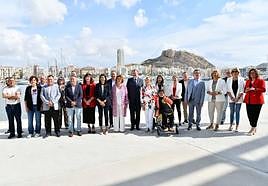 El presidente de la Generalitat, Ximo Puig, con la candidatura socialista por la provincia de Alicante y la cabeza de lista municipal, Ana Barceló.