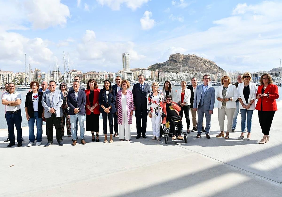 El presidente de la Generalitat, Ximo Puig, con la candidatura socialista por la provincia de Alicante y la cabeza de lista municipal, Ana Barceló.