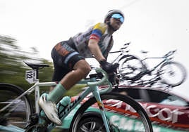 Una ciclista en plena etapa.