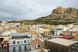 Vistas del Castillo de Santa Bárbara desde la Torre del Reloj del Ayuntamiento