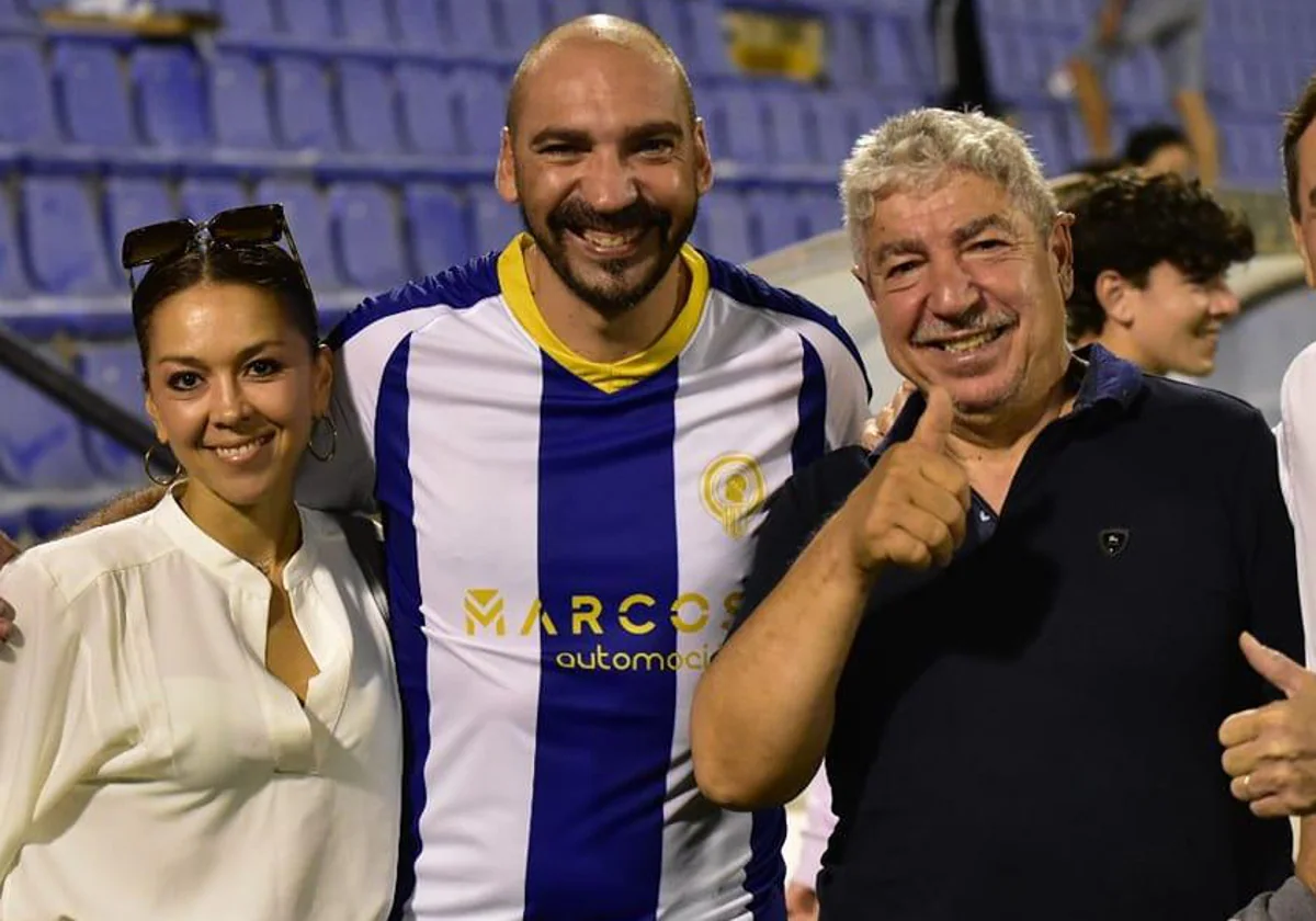 Álvaro Cámara, entre su mujer y su padre, en el partido de leyendas herculanas del Centenario