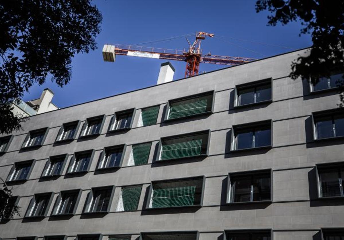 Edificio de viviendas con otra obra por detrás.