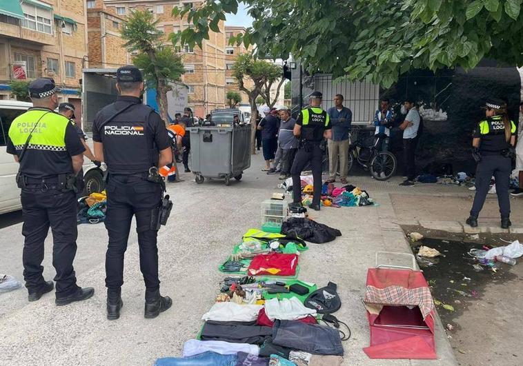 La Policía &#039;desokupa&#039; las aceras de la Zona Norte de Alicante de la venta ilegal de ropa
