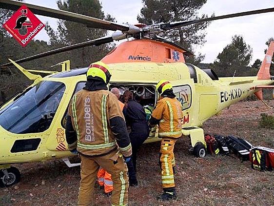 Los bomberos en un rescate de un joven herido al volcar el tractor que llevaba.