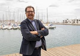 José Miguel Saval, candidato de Ciudadanos, en el puerto de Alicante.