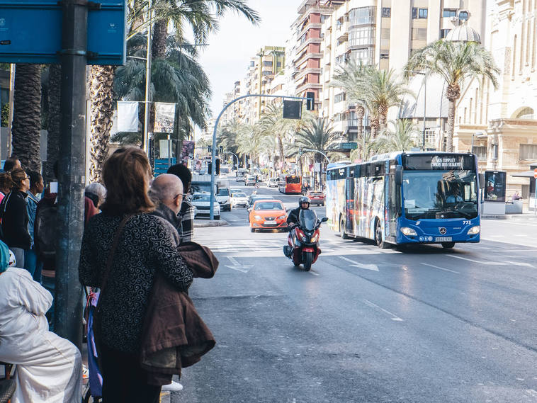 La huelga indefinida del autobús metropolitano de Alicante, más cerca de su final