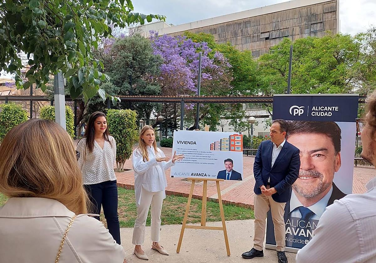 Los candidatos del Partido Popular enseñan su plan de vivienda para la próxima legislatura.