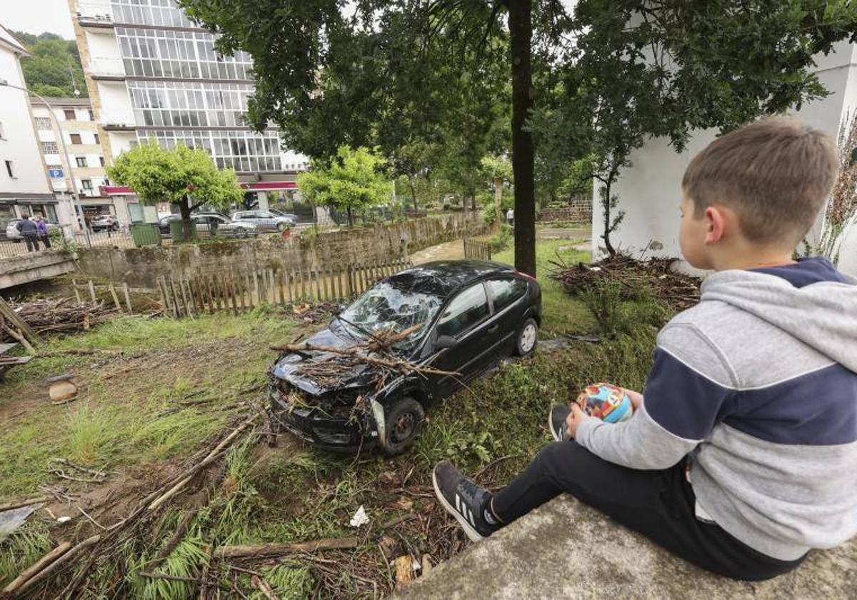 Un niño observa los desperfectos causados por el desbordamiento del río Zia, en Bera (Navarra).