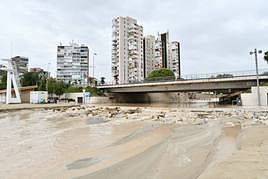 Así ha quedado la playa de la Albufereta tras la lluvia