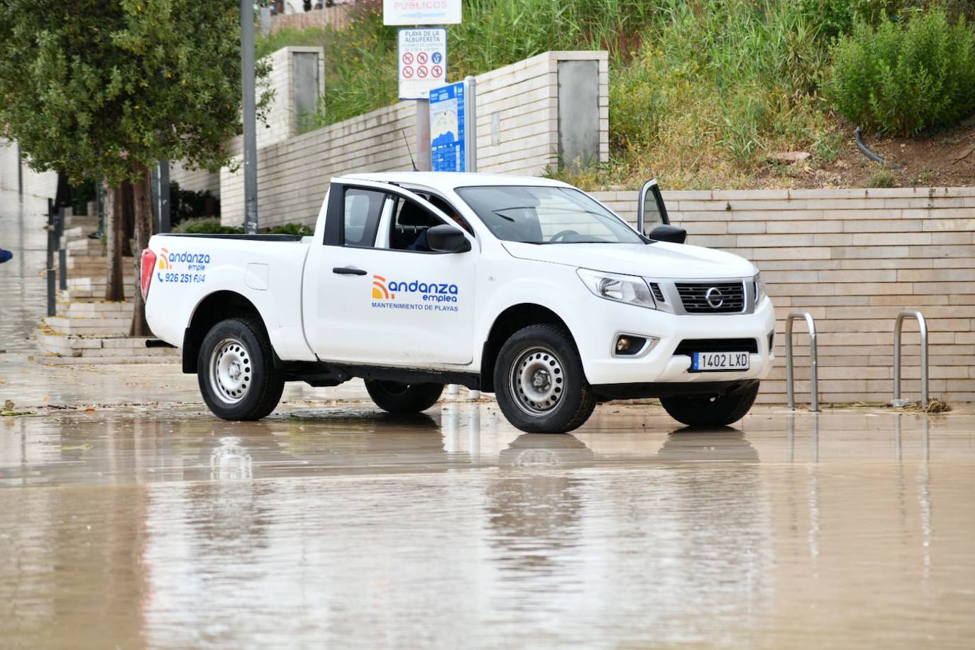 Así ha quedado la playa de la Albufereta tras la lluvia