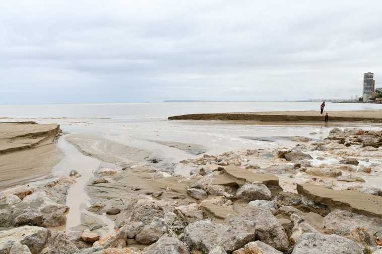 La orilla de la playa de la Albufereta a mediodía del 23 de mayo.