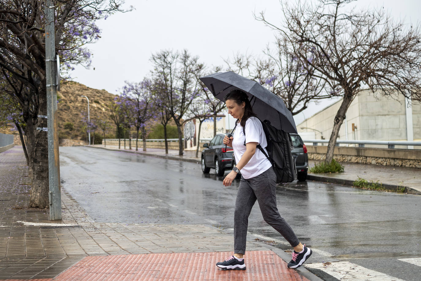 Una mujer durante las lluvias en Alicante.