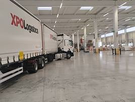 Mega camión de la empresa XPO en Alicante