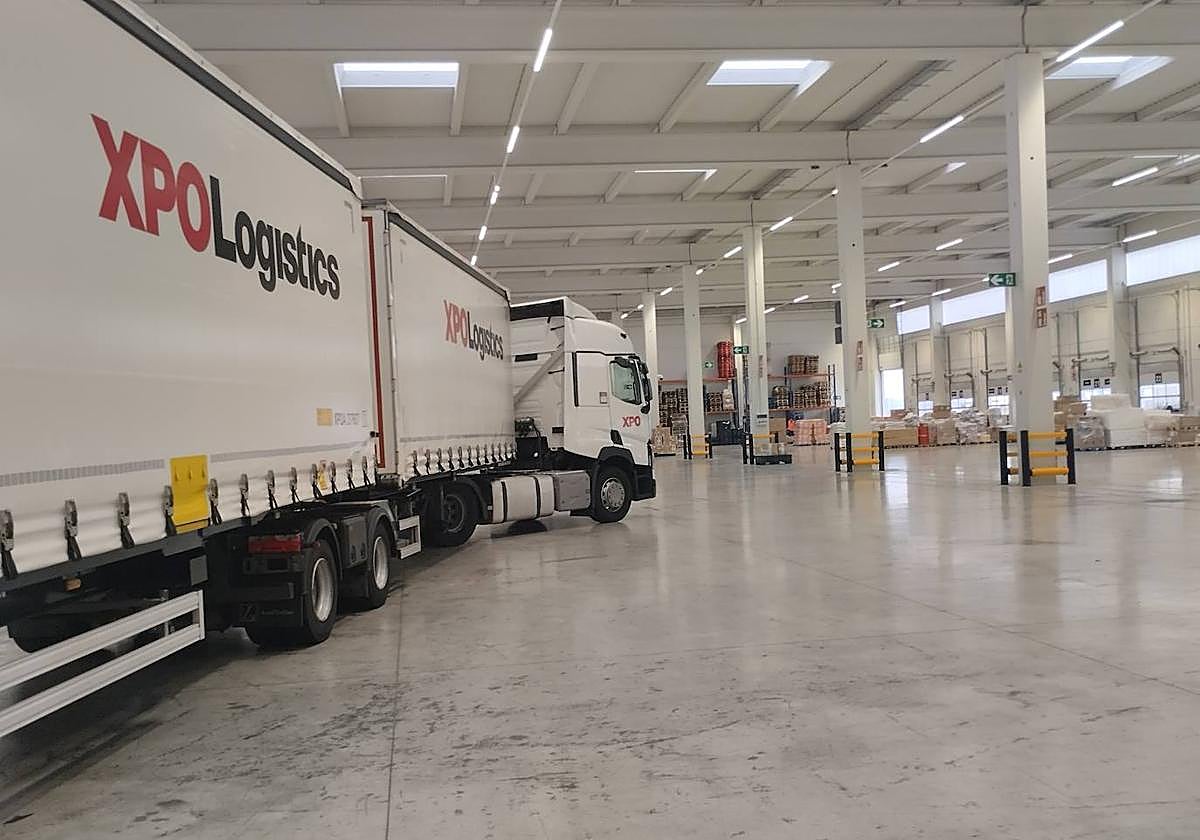 Mega camión de la empresa XPO en Alicante