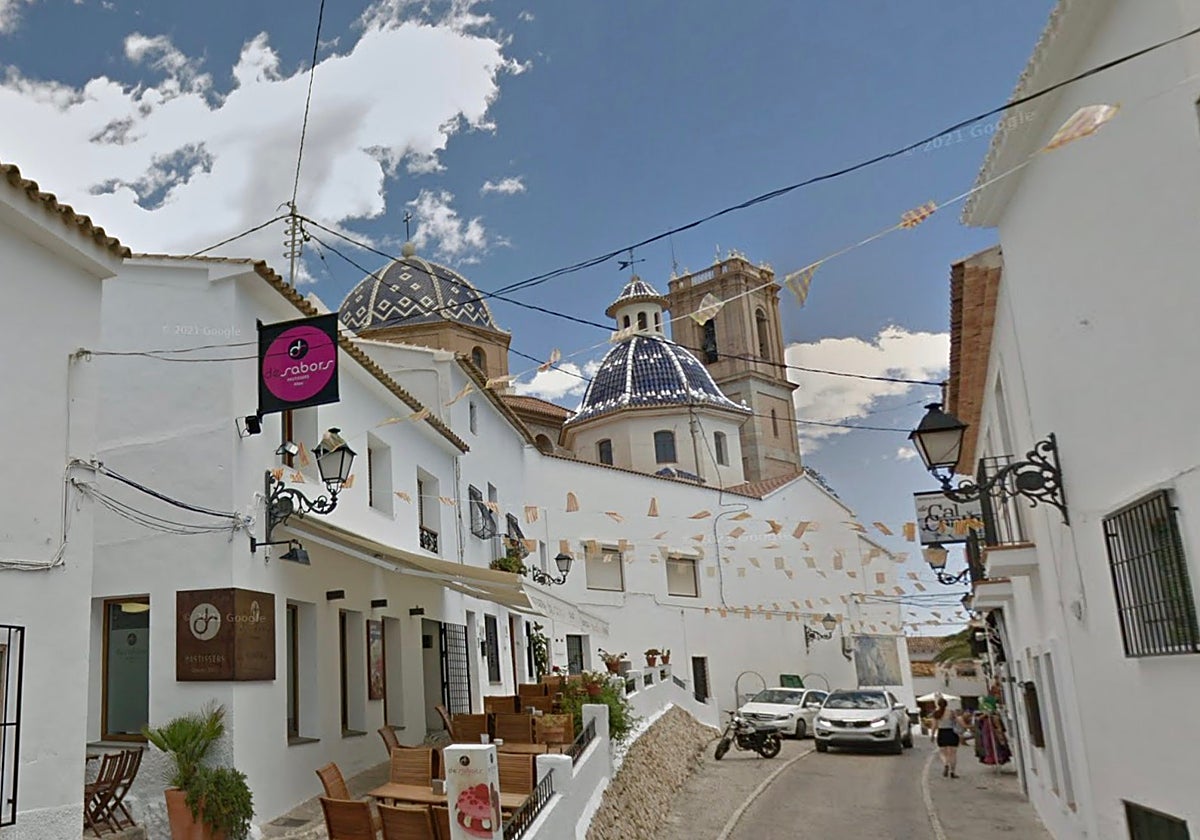 Imagen del cableado aéreo presente en una zona del casco antiguo de Altea