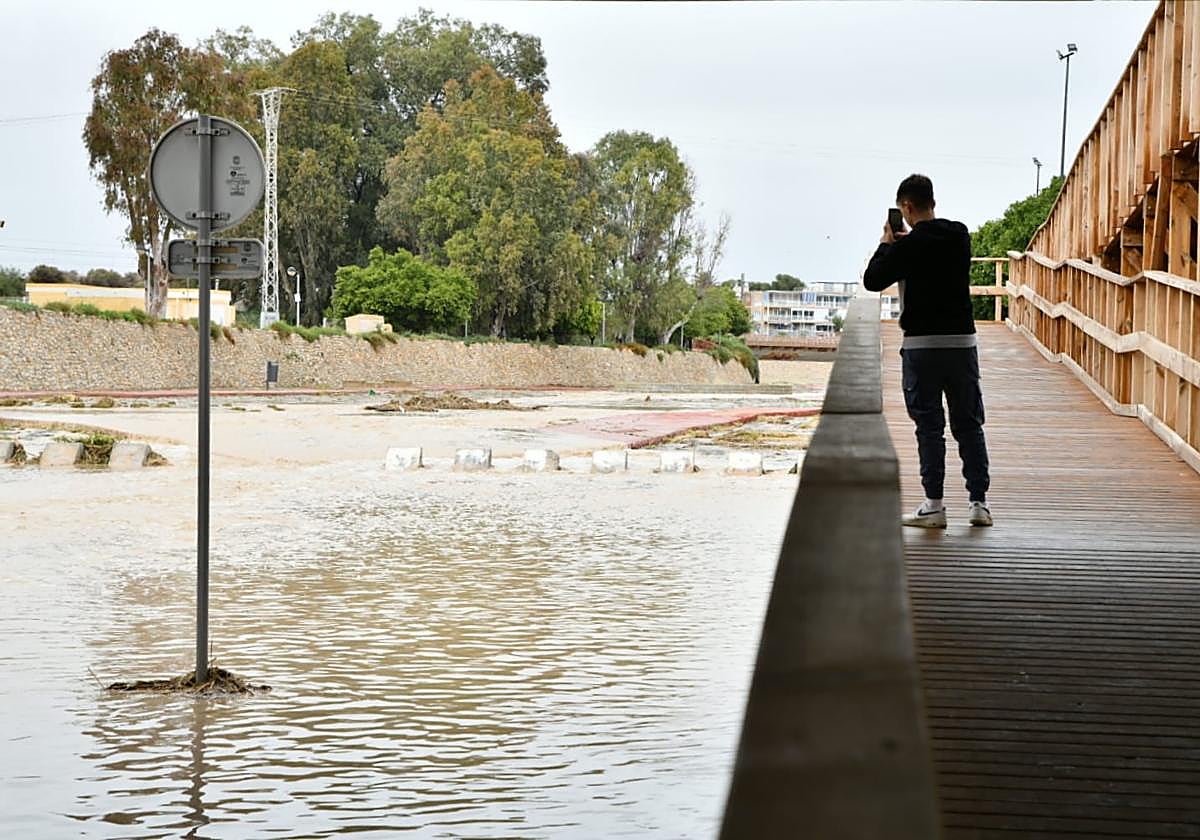 Un joven fotografía las consecuencias de la lluvia en Alicante.