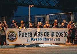 Una de las manifestaciones de los vecinos para la retirada de las vías de la costa.