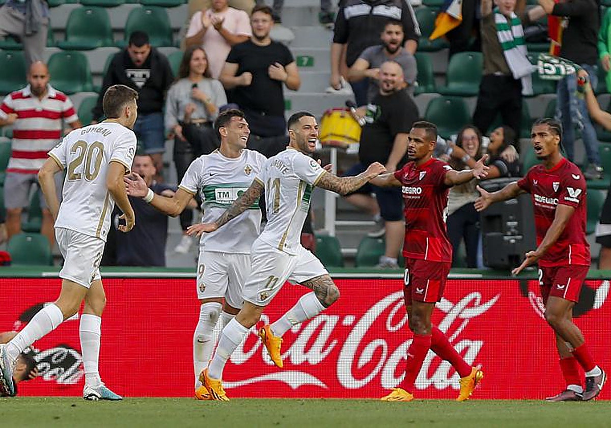 Tete Morente celebra su gol mientras Fernando y Badé protestan por una falta a Navas