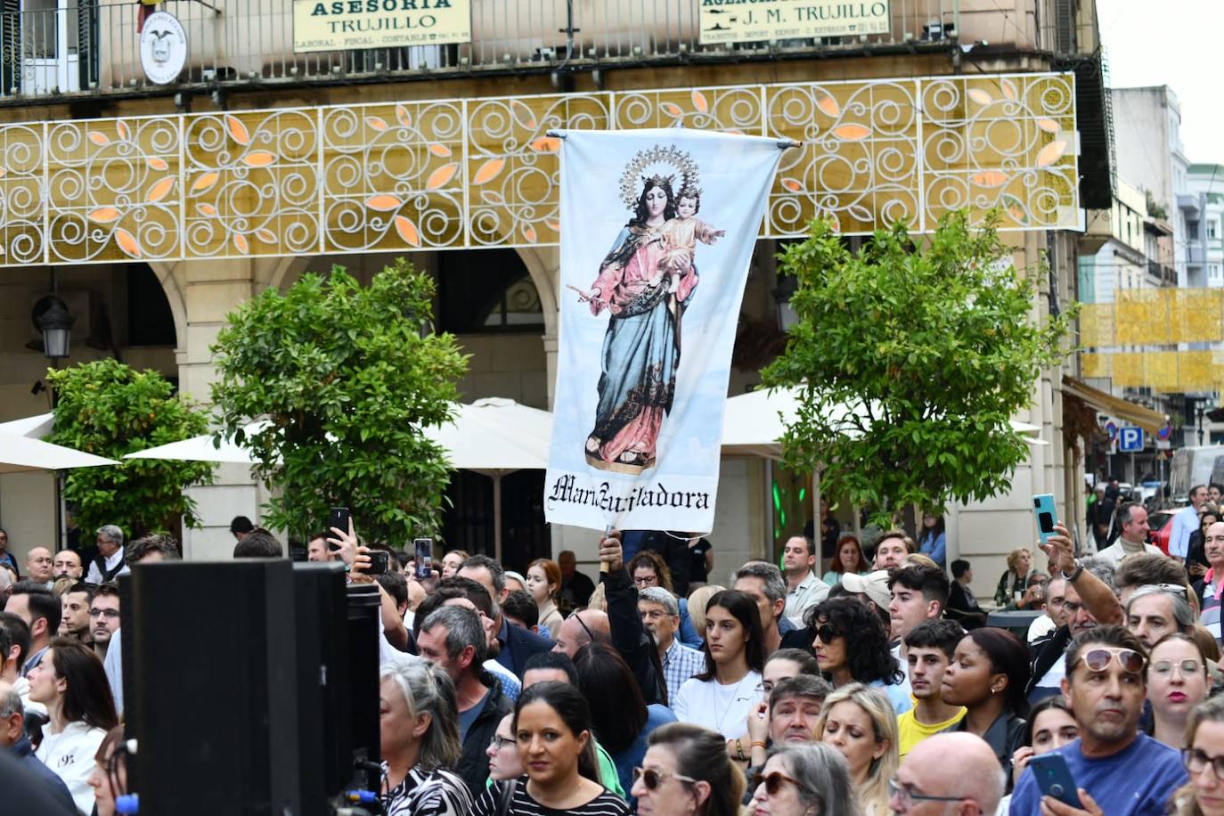 Imagen secundaria 2 - Ambiente en el mitin de Vox; los protagonistas (Ana Vega, Carmen Robledillo, Santiago Abascal y Carlos Flores) y una imagen de María Auxiliadora. 