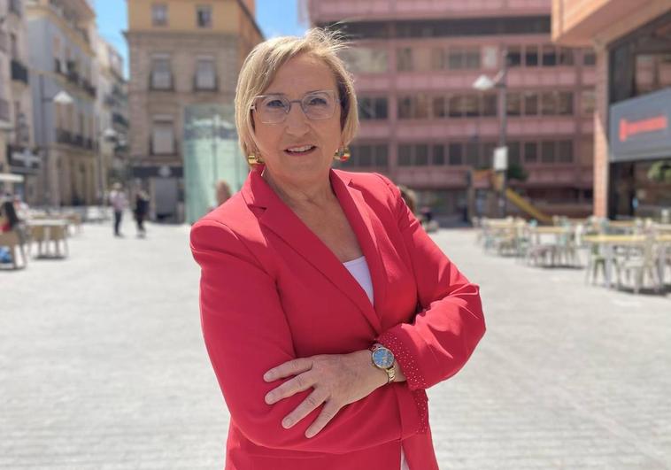 La candidata del PSPV-PSOE a la Alcaldía de Alicante, Ana Barceló, en la plaza de San Cristóbal.