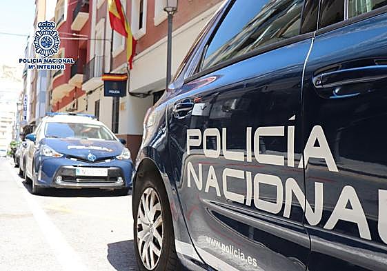 Varios coches patrulla de la Policía Nacional.