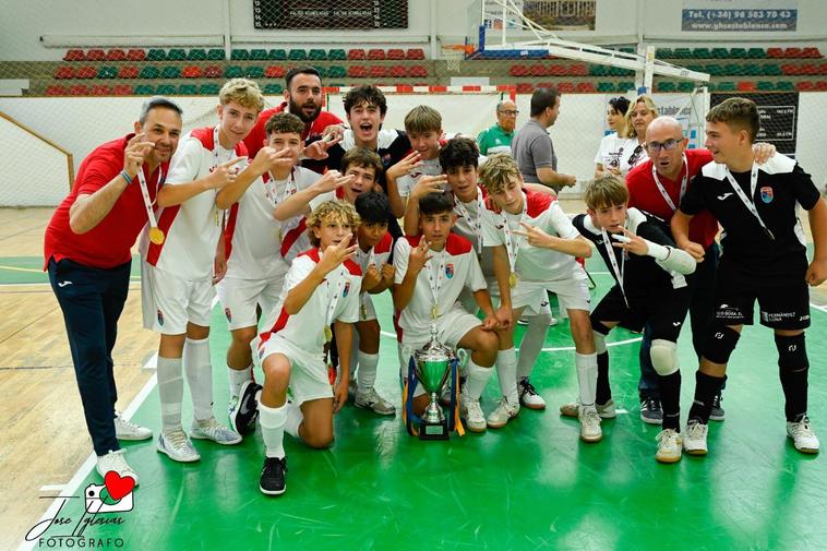 El equipo del Paidos infantil con la copa de campeón autonómico.