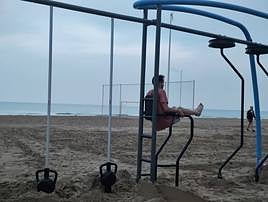Un deportista, en las instalaciones de la Playa de San Juan.