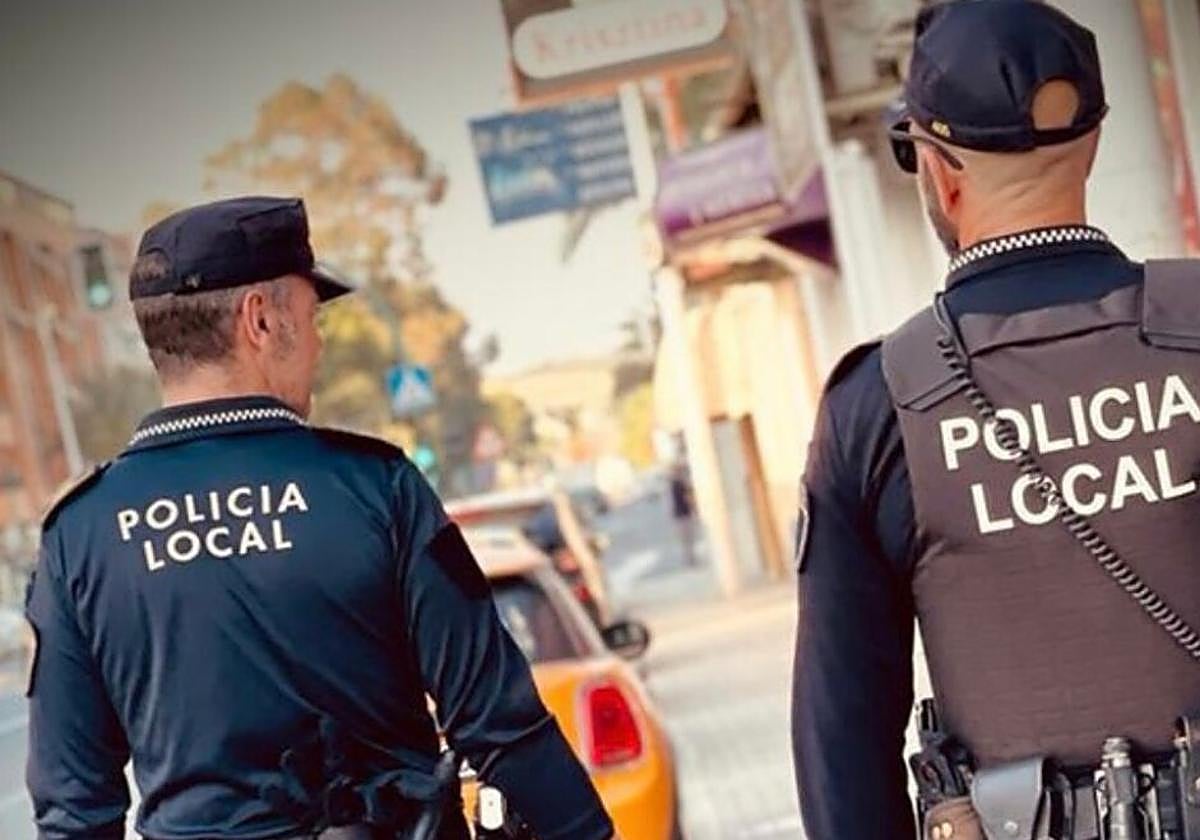 Dos policías locales patrullan por Elche.