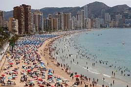 Cientos de turistas disfrutan de la playa de Levante de Benidorm.
