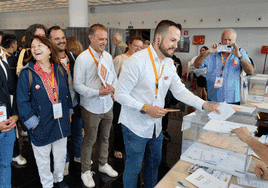 Candidatos autonómicos y municipales de la provincia votando