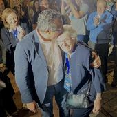 Toni Pérez se abraza y besa a su madre durante la celebración de la victoria electoral