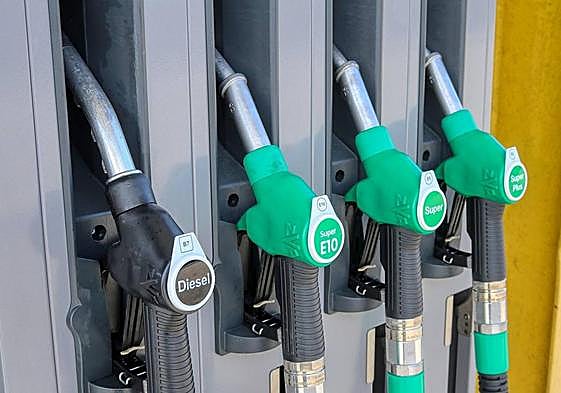 Mangueras en una gasolinera.