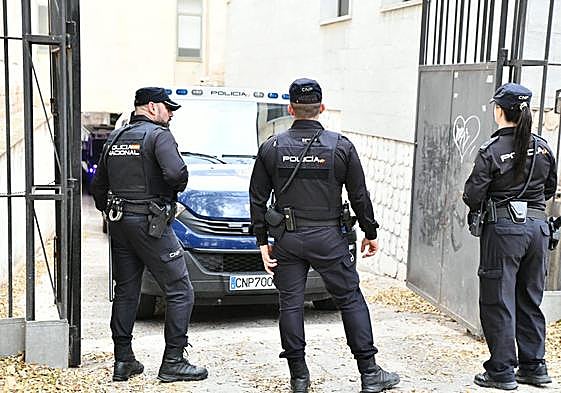 Un furgón de la Policía Nacional sale de los juzgados de Alicante.