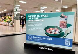 Campaña de donación de alimentos en los supermercados Mercadona de Alicante.