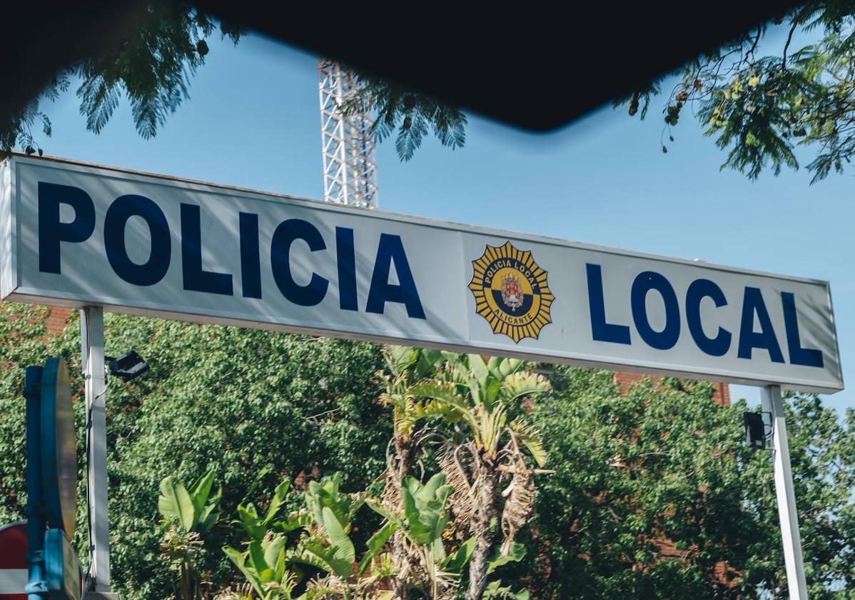 Entrada a una comisaría de la Policía Local en Alicante.