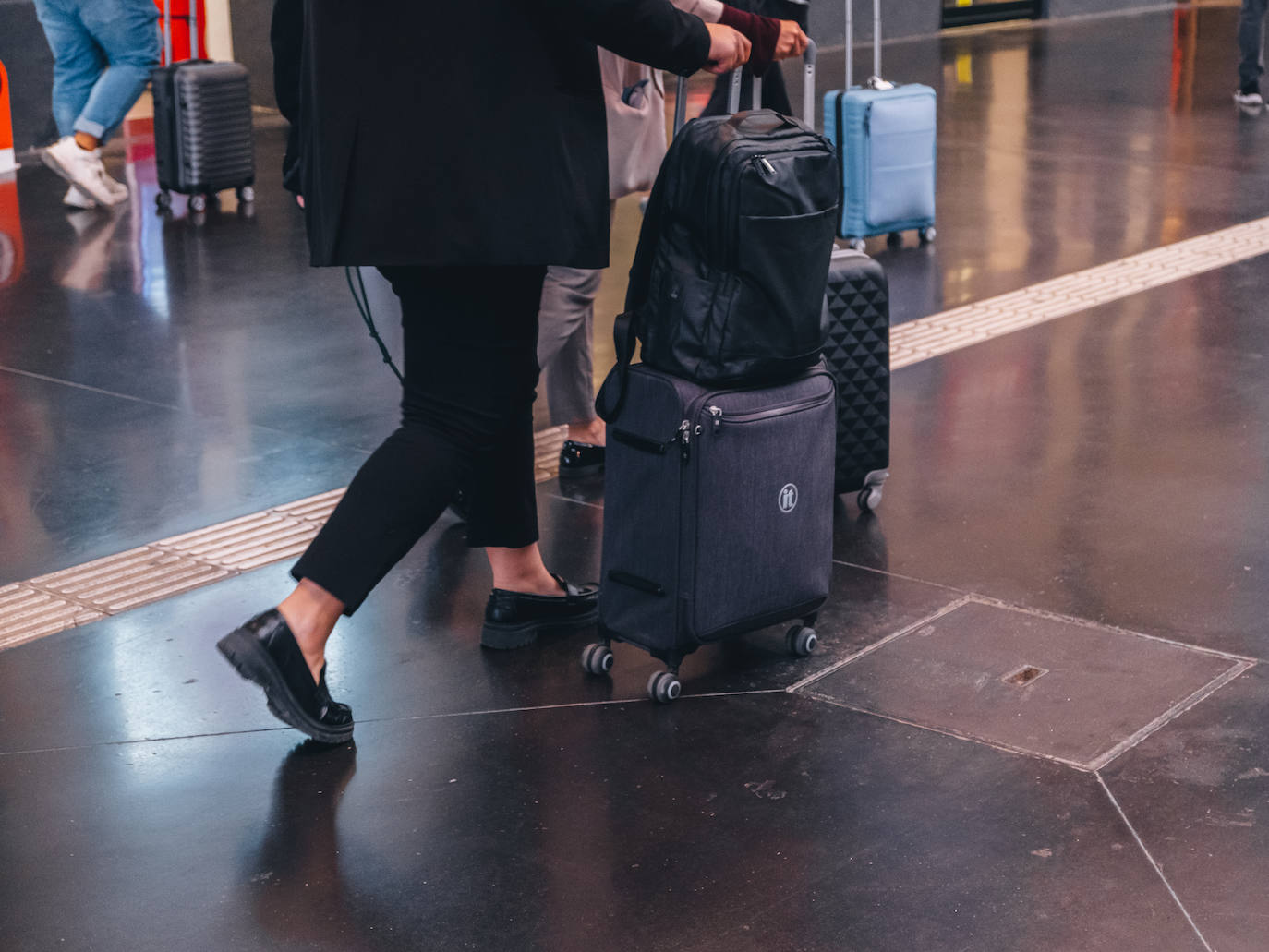 Una mujer camina por la estación de tren de Alicante