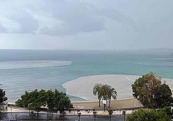 Playa de la Albufereta de Alicante durante la lluvia del pasado martes.