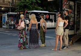 Peatones pasean por el centro de Alicante.