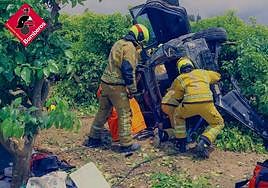 Los bomberos rescatan al conductor del vehículo en la carretera Ondara-Dénia.