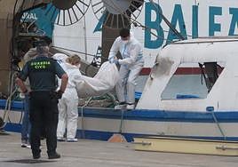 Llegada del cadáver encontrado en la costa de Dénia al Puerto.