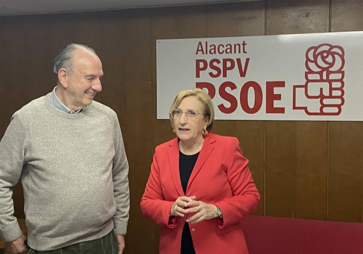 El secretario general del PSOE de Alicante, Miguel Millana, con la candidata, Ana Barceló.