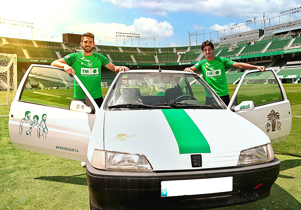 Pedro Bigas y Pere Milla posan con la Perebigueta en el Martínez Valero
