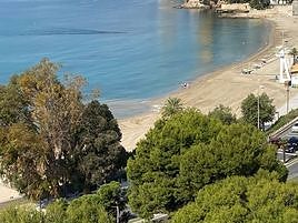 La playa de la Albufereta tras las actuaciones.