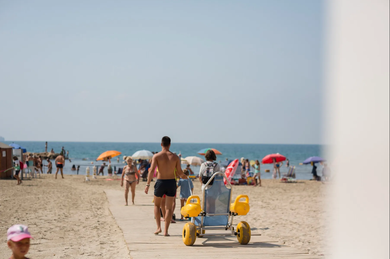 Una de las sillas anfibia en la playa del Postiguet