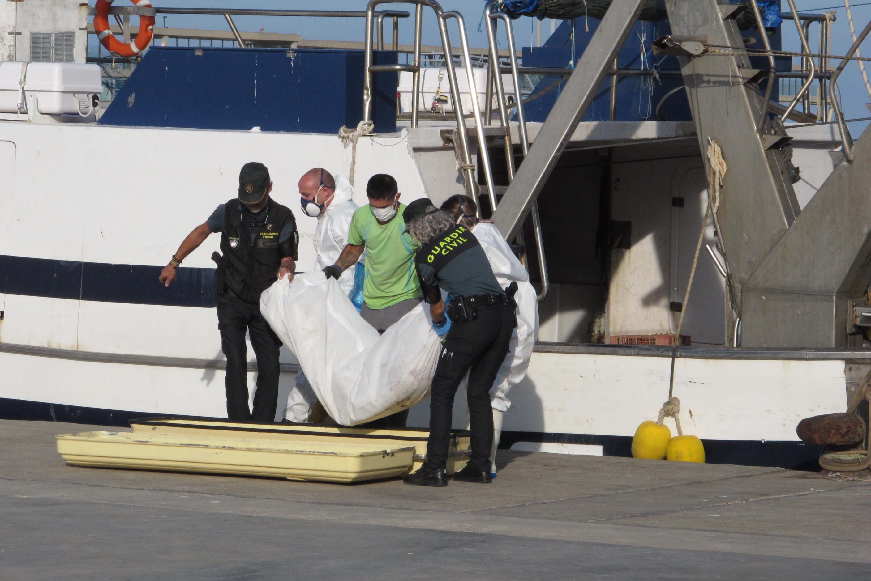 La Guardia Civil con el cadáver.