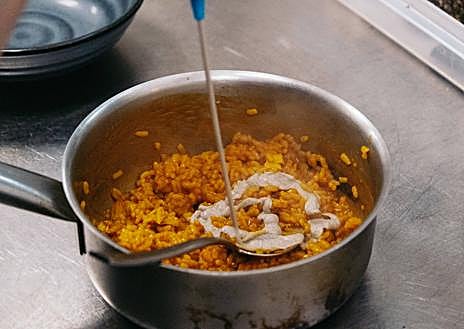 Imagen secundaria 1 - Proceso de preparación de un arroz mantecado de pollo trufado. 