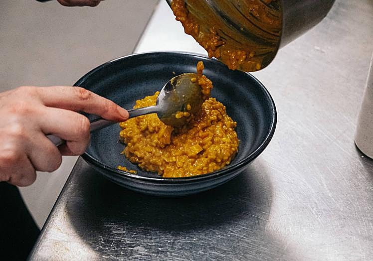 Imagen principal - Proceso de preparación de un arroz mantecado de pollo trufado. 